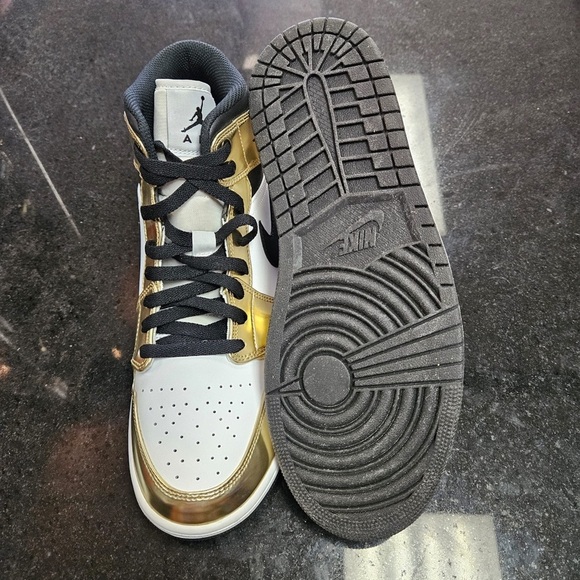 Sz 10.5 2020
Air Jordan 1 Mid SE \'Metallic Gold\' main image 9